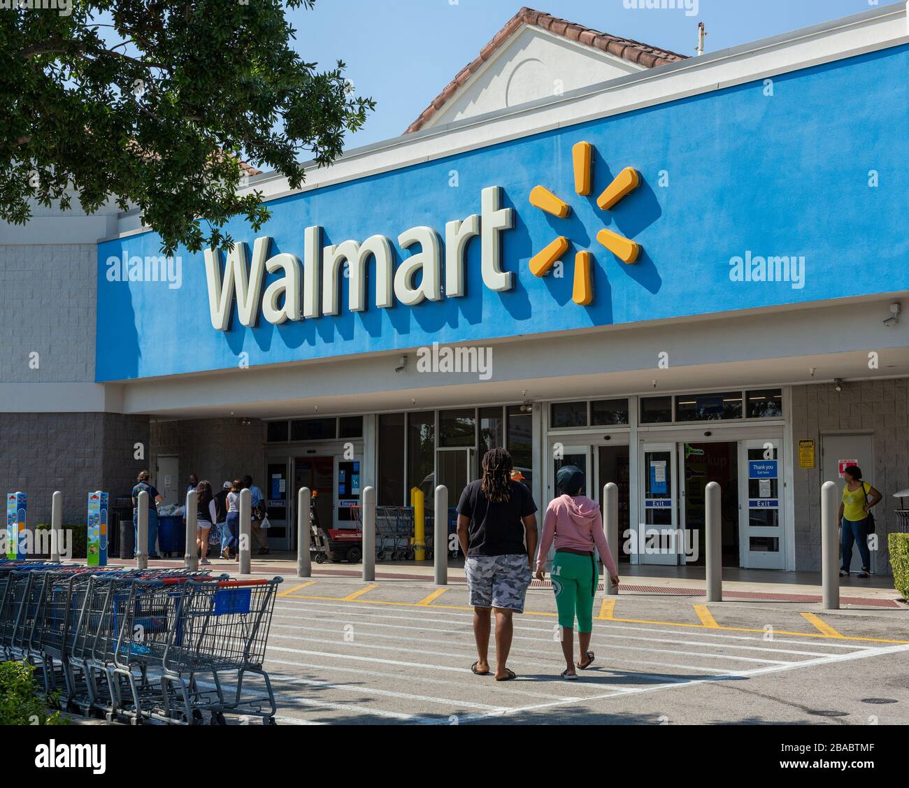 Persone vicino al negozio Walmart. Walmart è la terza società pubblica al mondo che gestisce catene di grandi magazzini. Tempo di coronavirus. Foto Stock