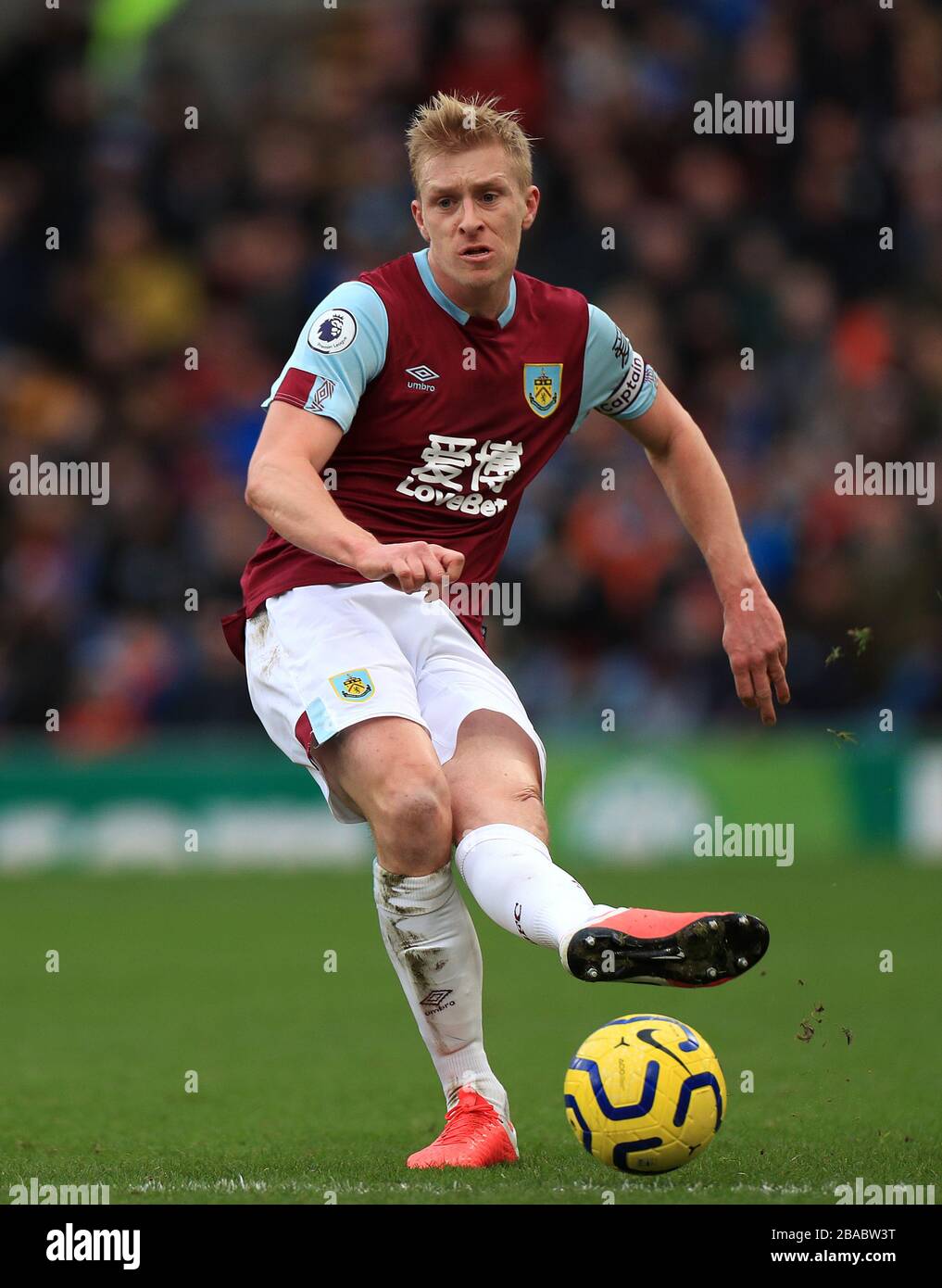 Burnley del Ben Mee durante il match di Premier League a Turf Moor, Burnley. Foto Stock