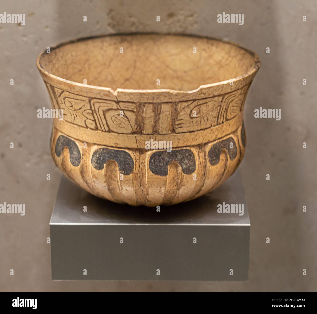 Nave Maya incisa con uno speciale tipo di sistema di scrittura per la classe dominante. Esposto al museo Maya, Merida, Yucatan, Messico. Foto Stock