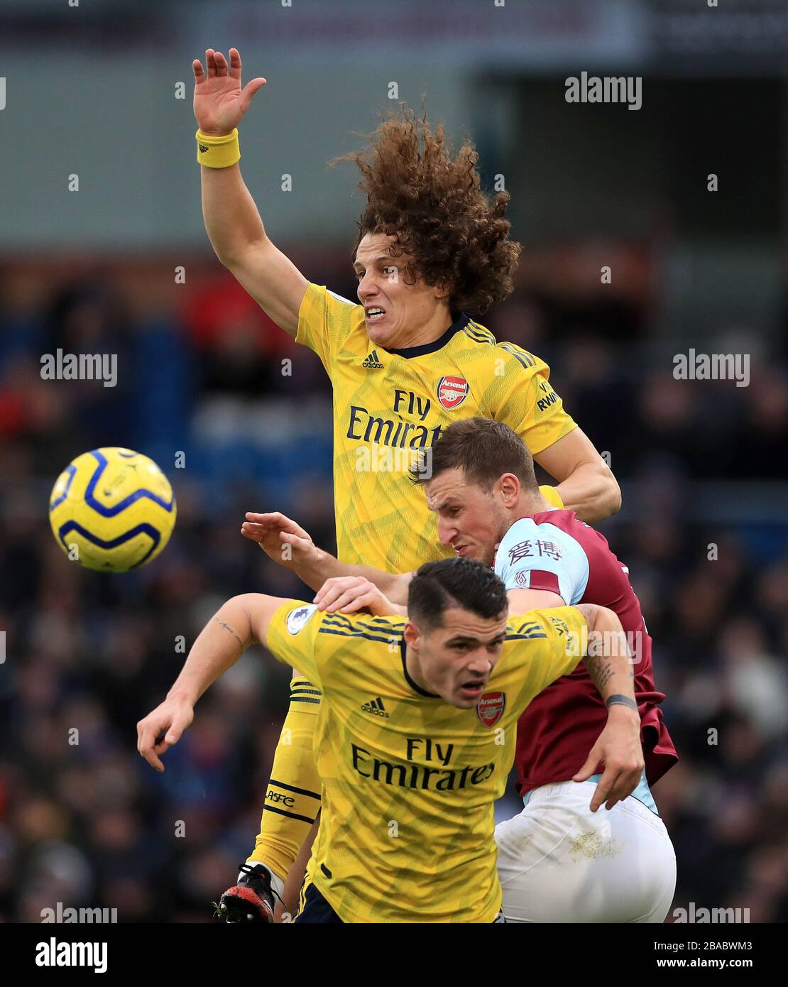 Chris Wood (al centro) di Burnley battaglie con David Luiz (in alto) e Granit Xhaka dell'Arsenal durante la partita della Premier League a Turf Moor, Burnley. Foto Stock