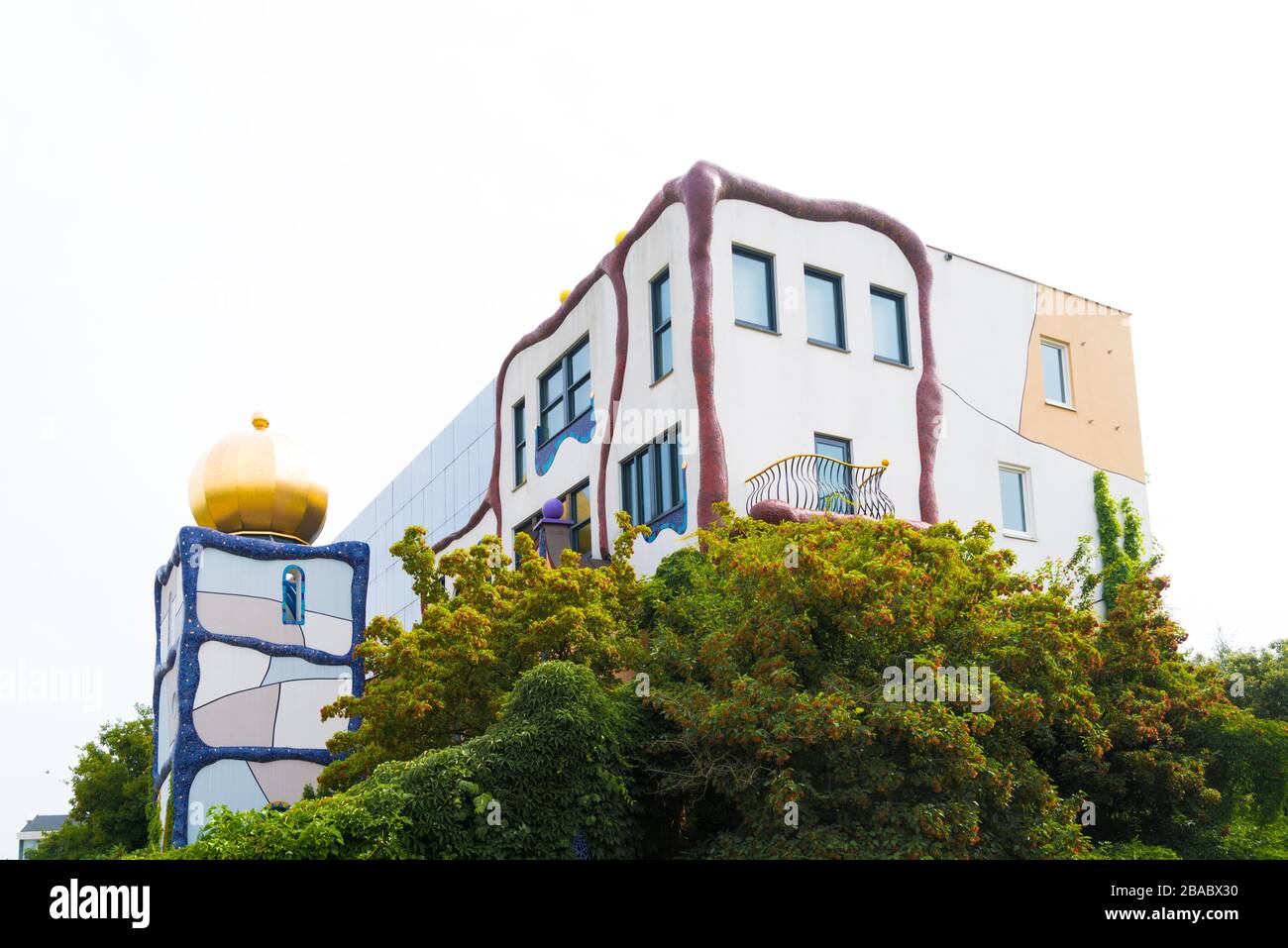 GOOR, PAESI BASSI - 16 GIUGNO 2018: Look-egual of a Hundertwasser Haus. Il "Aan de Stegge-Building", come questo edificio olandese è ufficialmente chiamato, è d Foto Stock