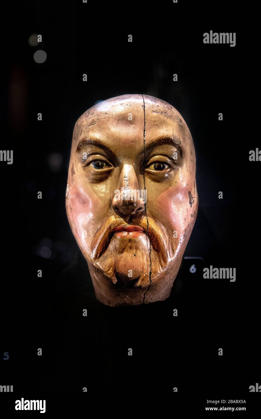 Maschera in legno intagliato di Re Enrico VIII alla Torre di Londra, Londra, Regno Unito Foto Stock