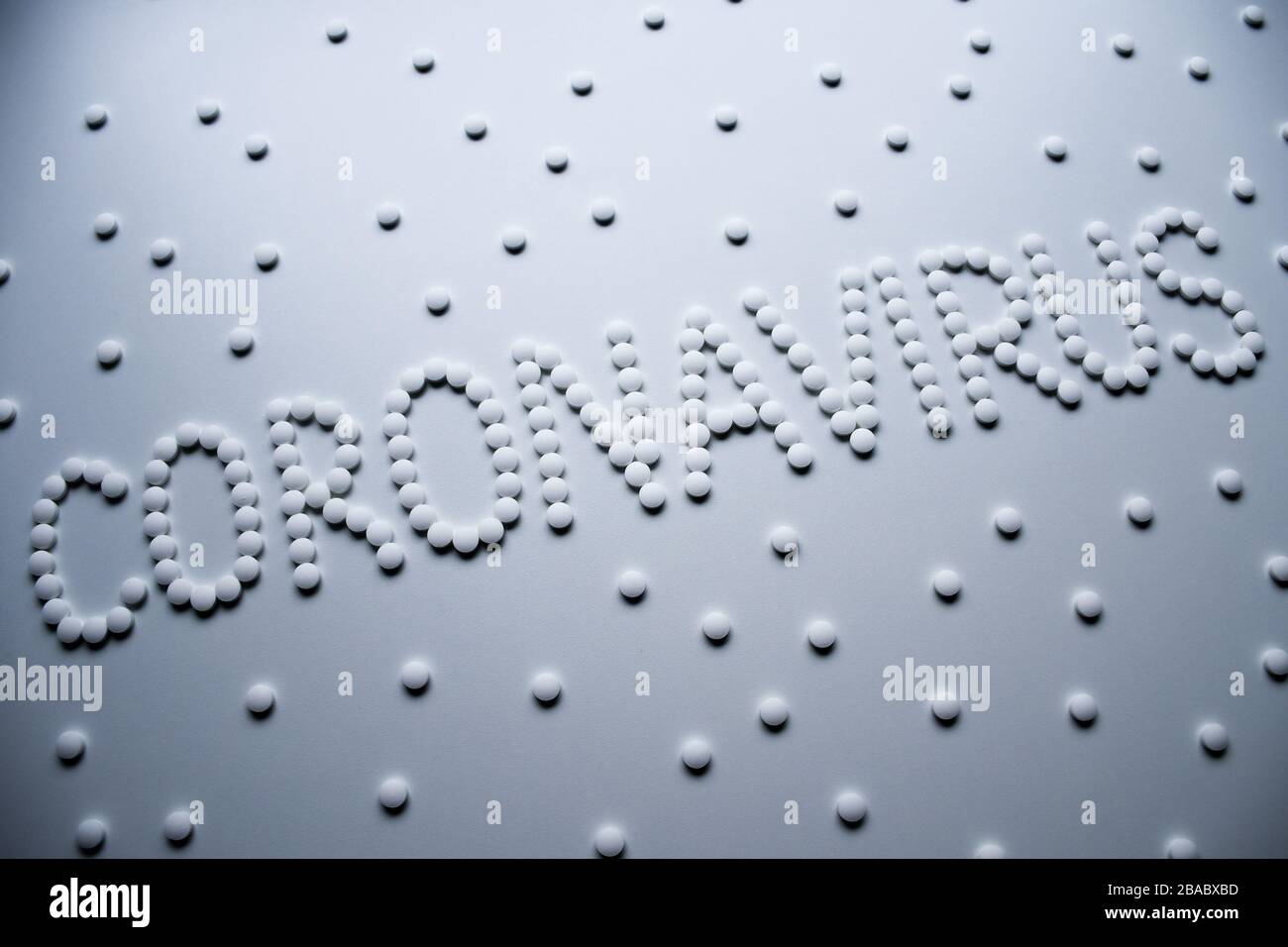 Frase di testo Coronavirus segno concetto fatto da pillole bianche su uno sfondo bianco Foto Stock