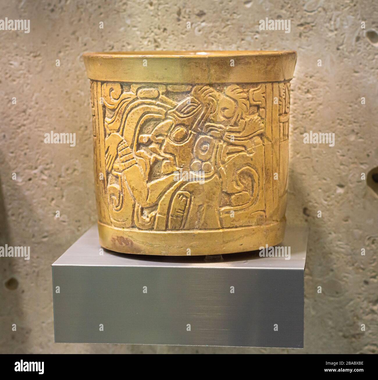Ceramica Maya con intaglio di un guerriero. Museo Maya, Merida, Yucatan, Messico. Foto Stock