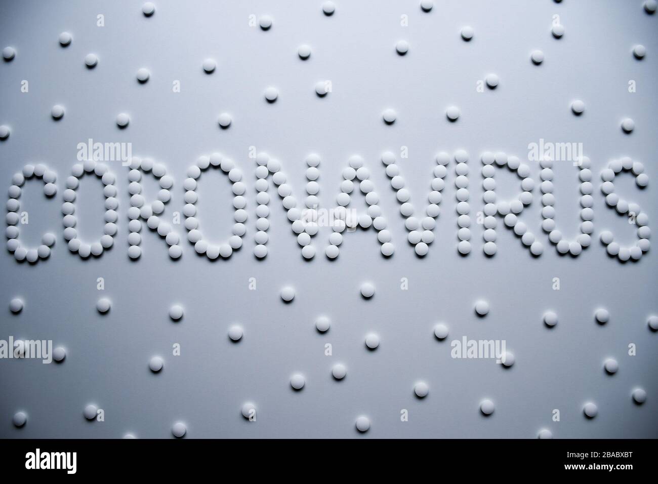 Frase di testo Coronavirus segno concetto fatto da pillole bianche su uno sfondo bianco Foto Stock