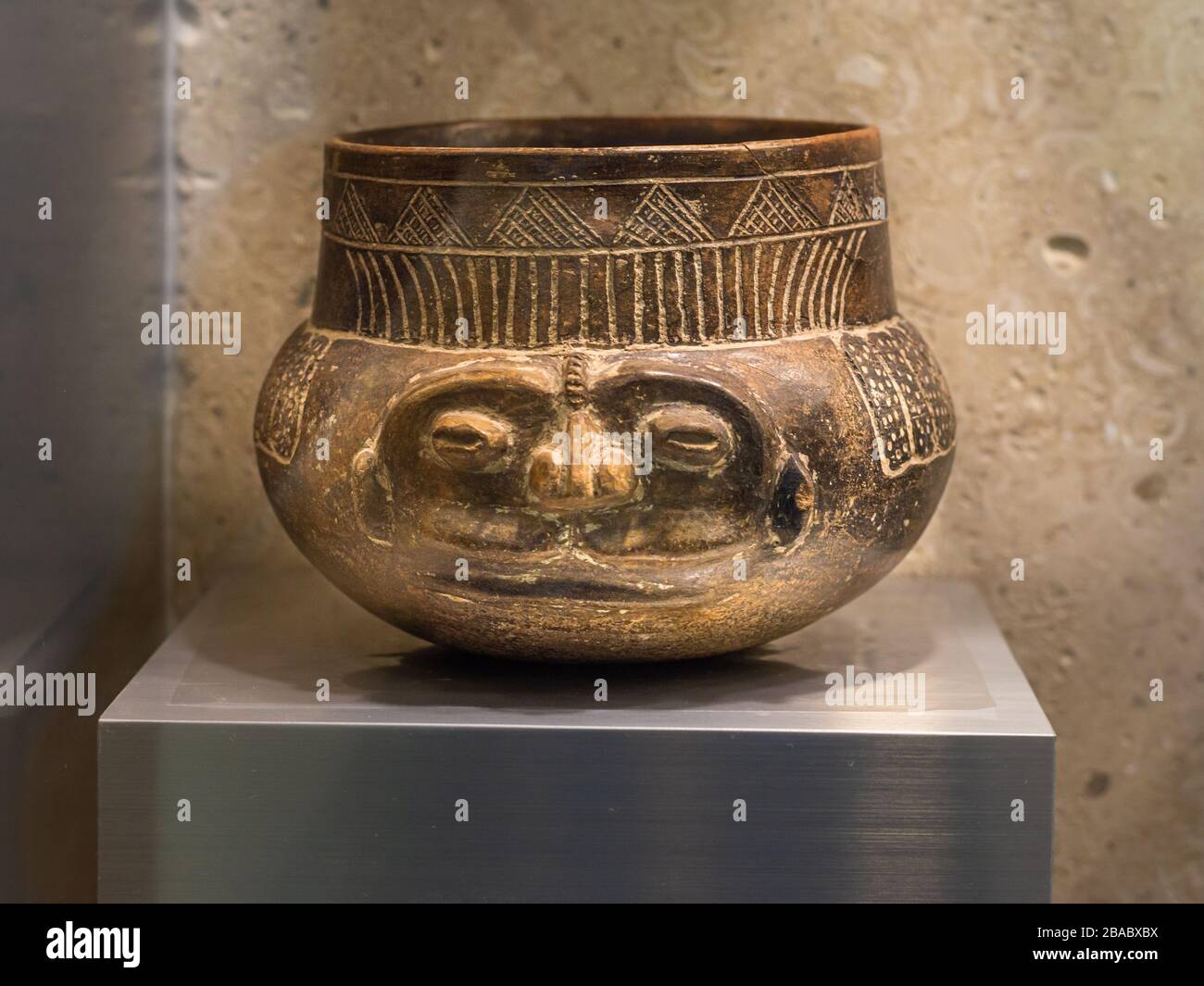 Ceramica Maya con un volto antropomorfo. Esposto al Gran museo Maya, Merida, Yucatan, Messico. Foto Stock