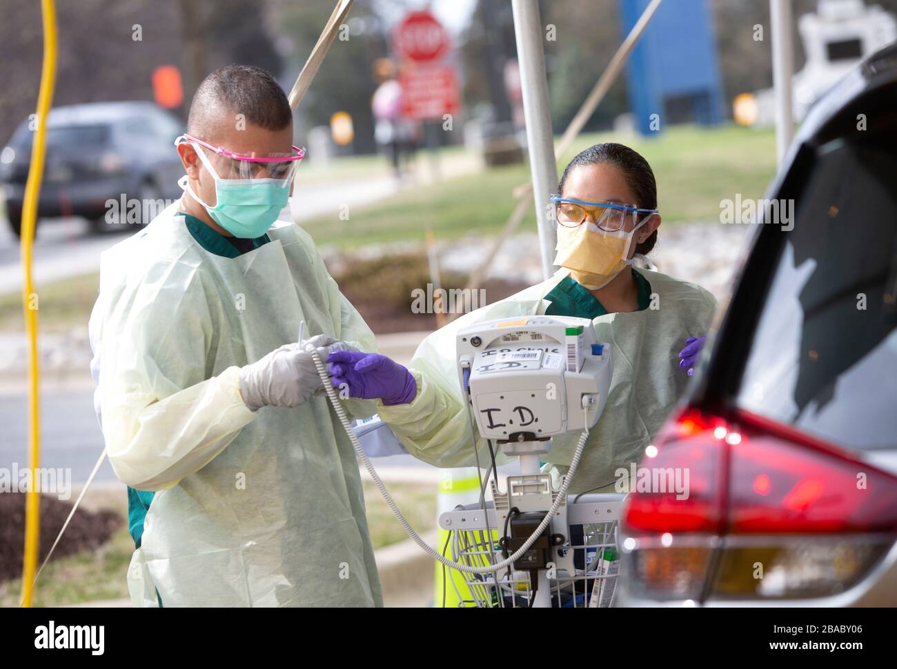 Il personale medico della Marina controlla i segni vitali dei pazienti come parte dello screening COVID-19 al Walter Reed National Military Medical Center il 19 marzo 2020 a Bethesda, Maryland. Foto Stock