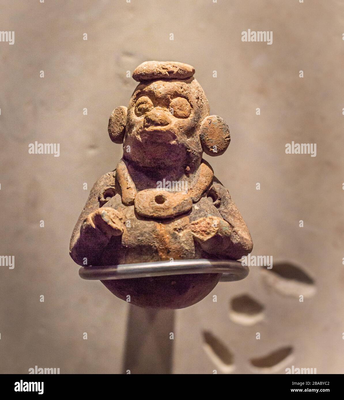 Il fischio Maya, strumento musicale ancestrale, esposto al museo Maya, Merida, Yucatan, Messico. Foto Stock