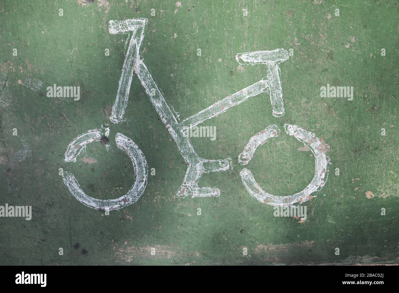 Immagine di un cartello a terra che indica dove devono circolare le biciclette e gli skateboard elettrici Foto Stock