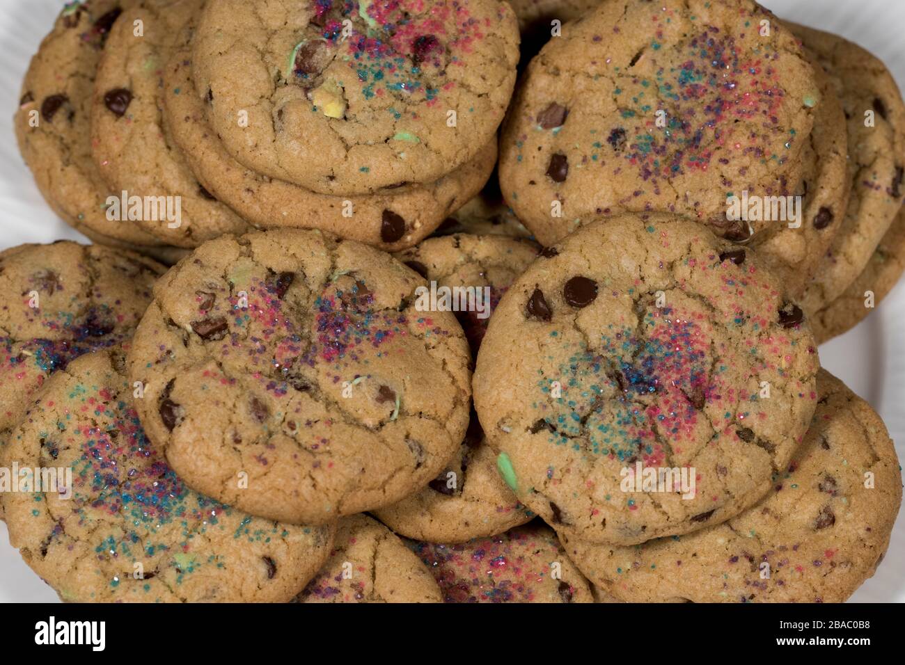 Biscotti appena sfornati sul piatto. Biscotti al cioccolato impilati su piastra bianca. Dolci fatti in casa dolci ketogenic. Foto Stock