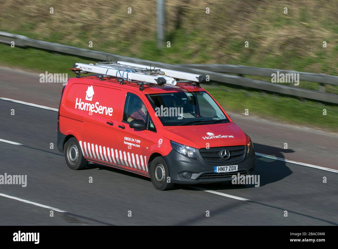 Homeserve proprietà riparazioni & manutenzione impianto idraulico di guida sulla M6 autostrada vicino Preston in Lancashire, Regno Unito Foto Stock