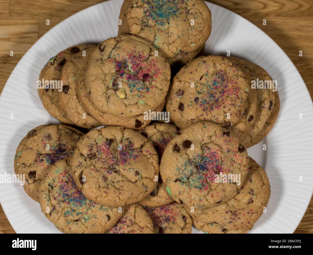 Biscotti appena sfornati sul piatto. Biscotti al cioccolato impilati su piastra bianca. Dolci fatti in casa dolci ketogenic. Foto Stock