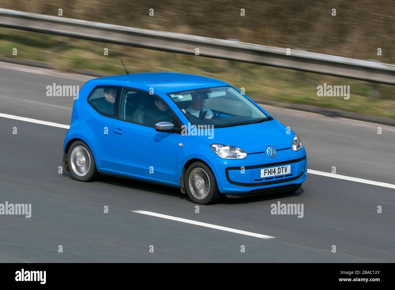 FH14DTV 2014 Volkswagen spostare in alto Blue vw vee Dub Auto benzina guida sulla M6 autostrada vicino Preston in Lancashire, Regno Unito Foto Stock