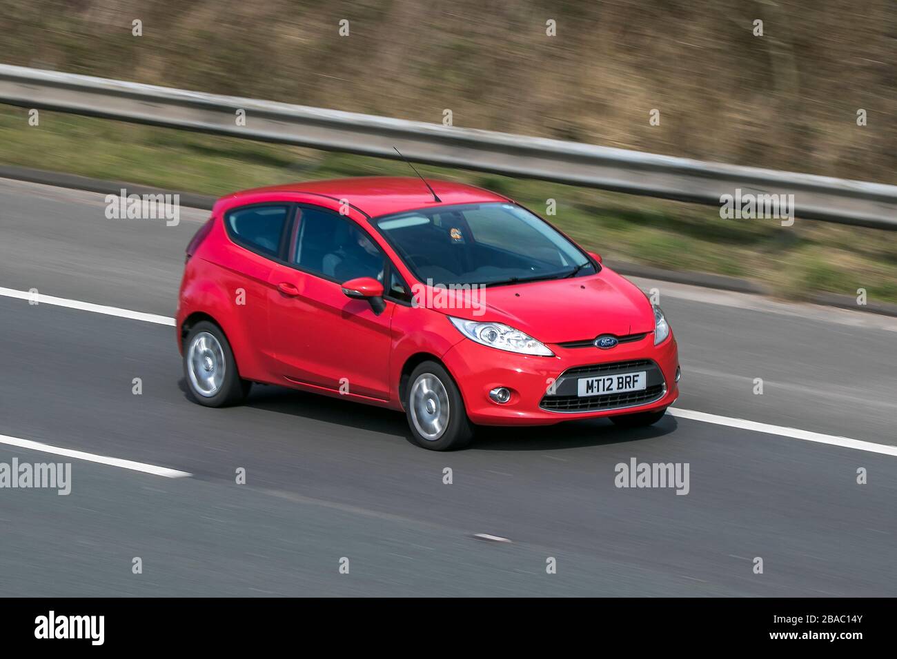 MT12BRF 2012 Ford Fiesta Edge 60 Red Car benzina guidando sull'autostrada M6 vicino Preston in Lancashire, Regno Unito Foto Stock