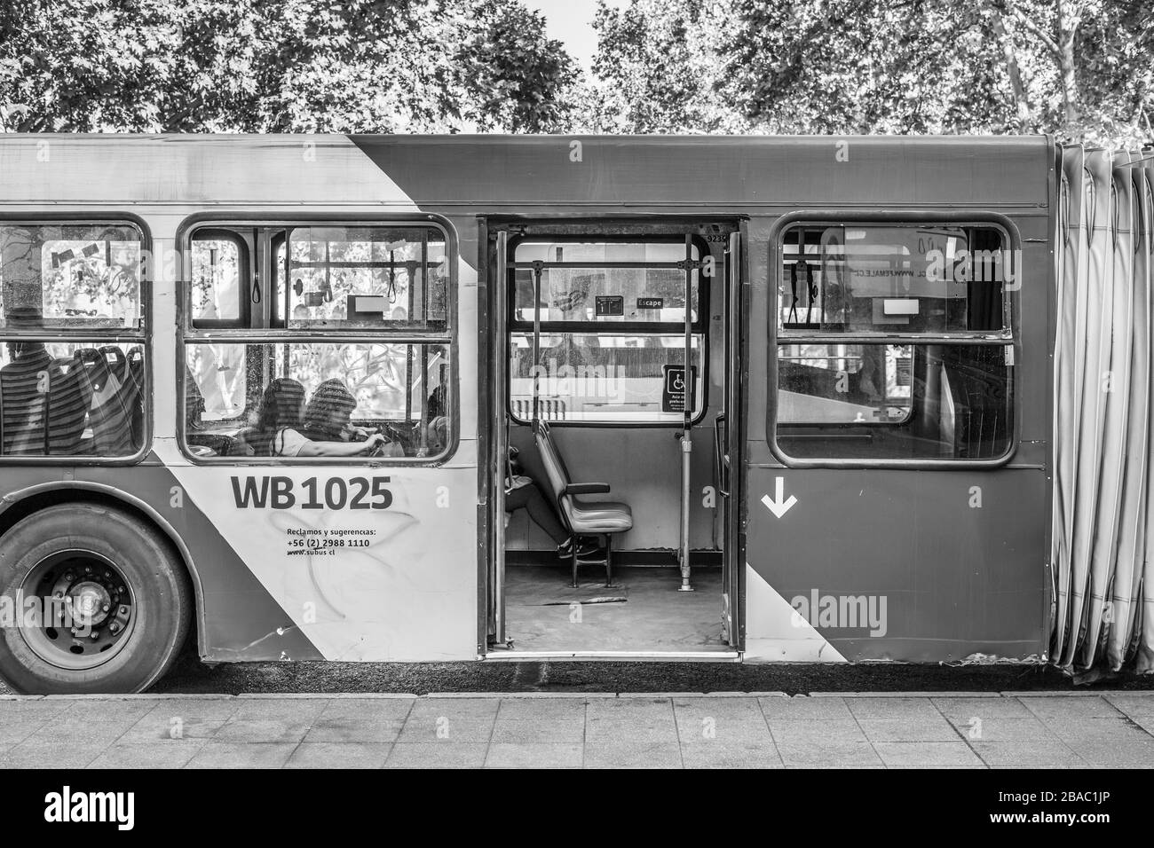 Trasporto pubblico con autobus vuoti nelle ultime ore prima della fermata COVID-19 Coronavirus Santiago, Cile, 26.03.2020 Foto Stock