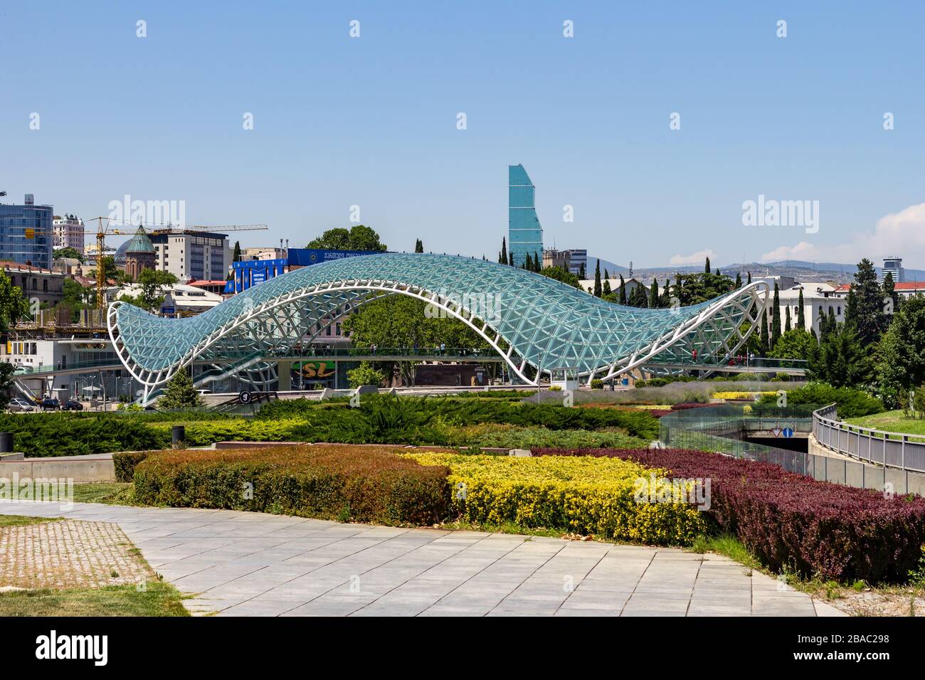 4 luglio 2019 - Tbilisi, Georgia - il Ponte della Pace è un ponte pedonale che attraversa il fiume Kura tra la Vecchia Tbilisi e il nuovo distretto Foto Stock
