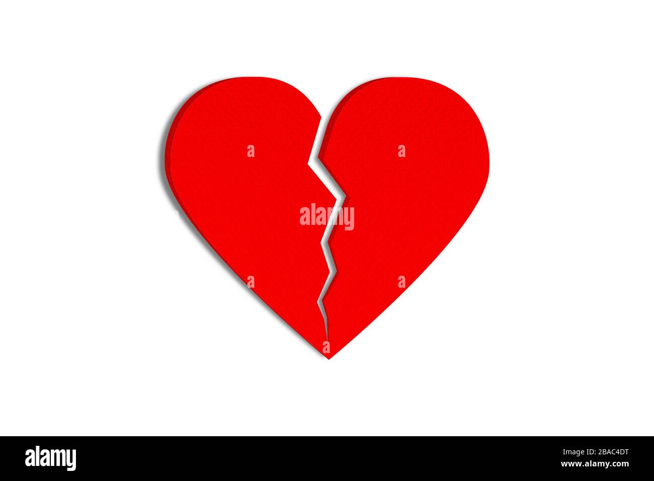 Rosso carta cuore rotto isolato su sfondo bianco. Oggetto con tracciato di ritaglio. Foto Stock