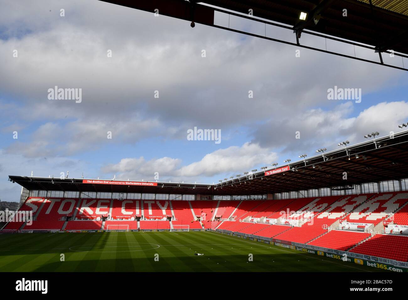 Una vista generale dello stadio bet365 prima del calcio d'inizio Foto Stock