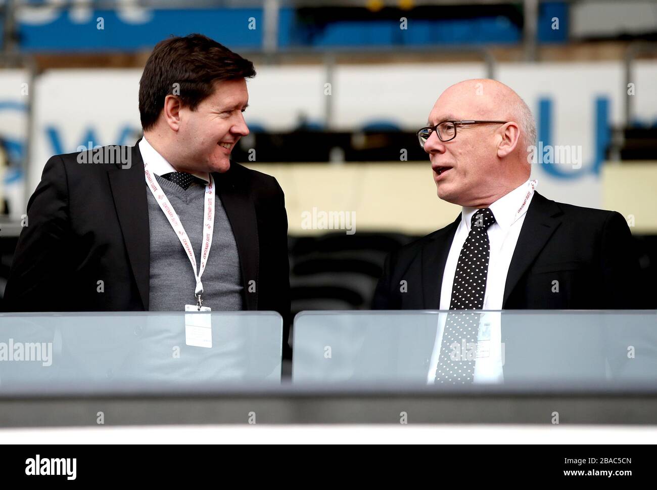 Derby County Club Proprietario Melvyn Morris (a destra) e Derby County Chief Executive Officer - Stephen Pearce (a sinistra) negli stand prima dell'inizio della partita Foto Stock