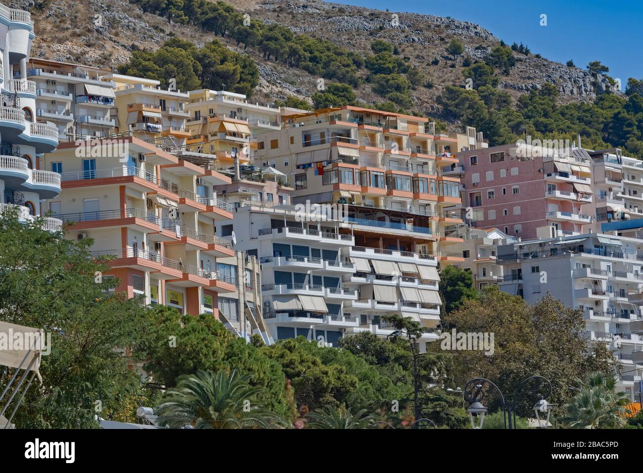 Sarande appartamenti vista mare costiera Albania Foto Stock