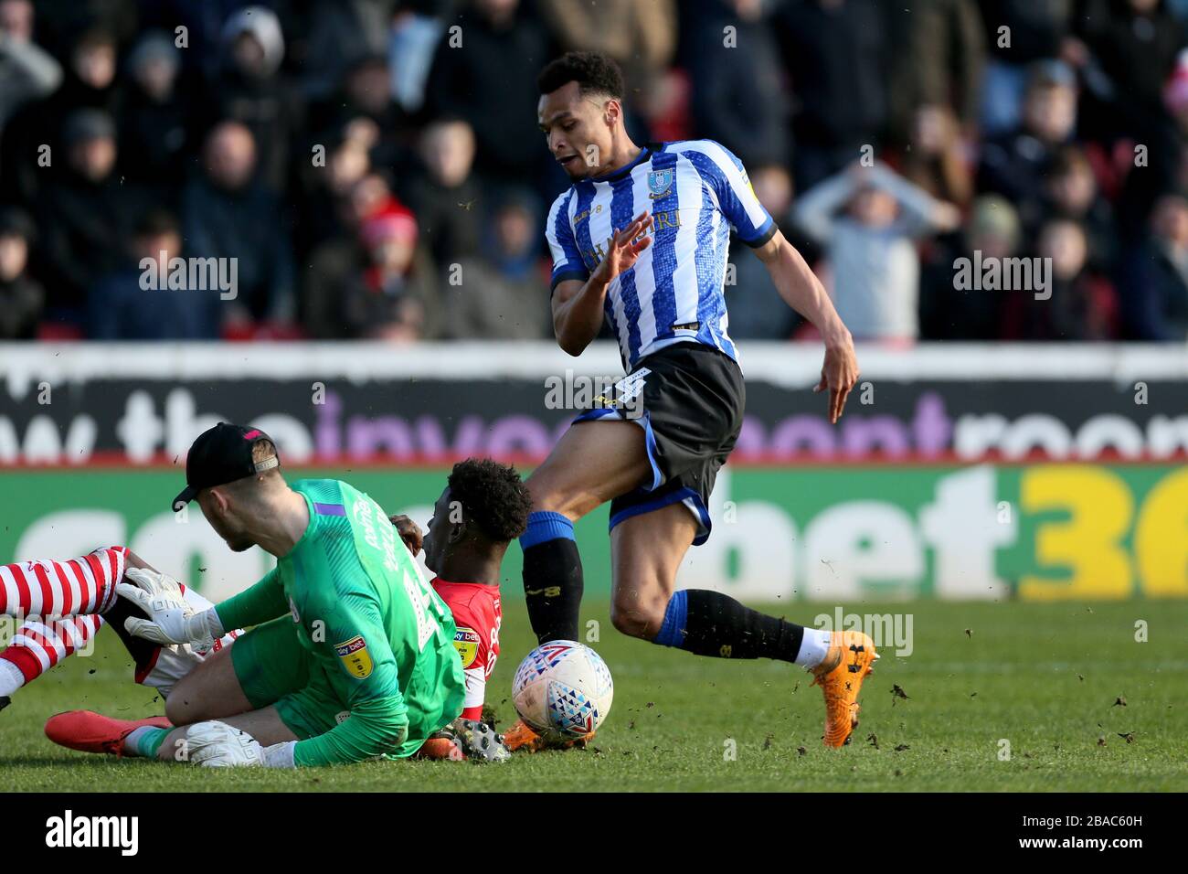 Sheffield Wednesday's Jacob Murphy See's His shot blocked by Barnsley Goalkeeper Brad Collins Foto Stock