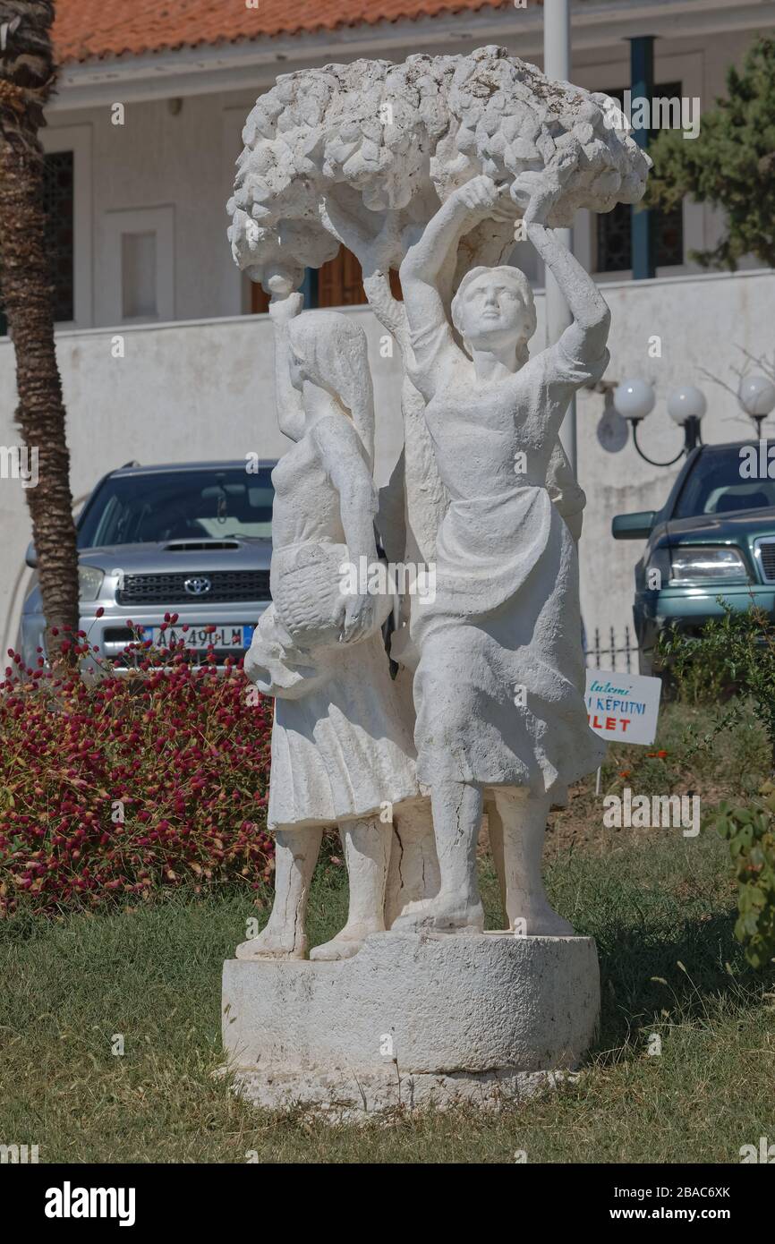 Scultura dell'era comunista di tre donne che raccolgono arance a Saranda, Albania Foto Stock