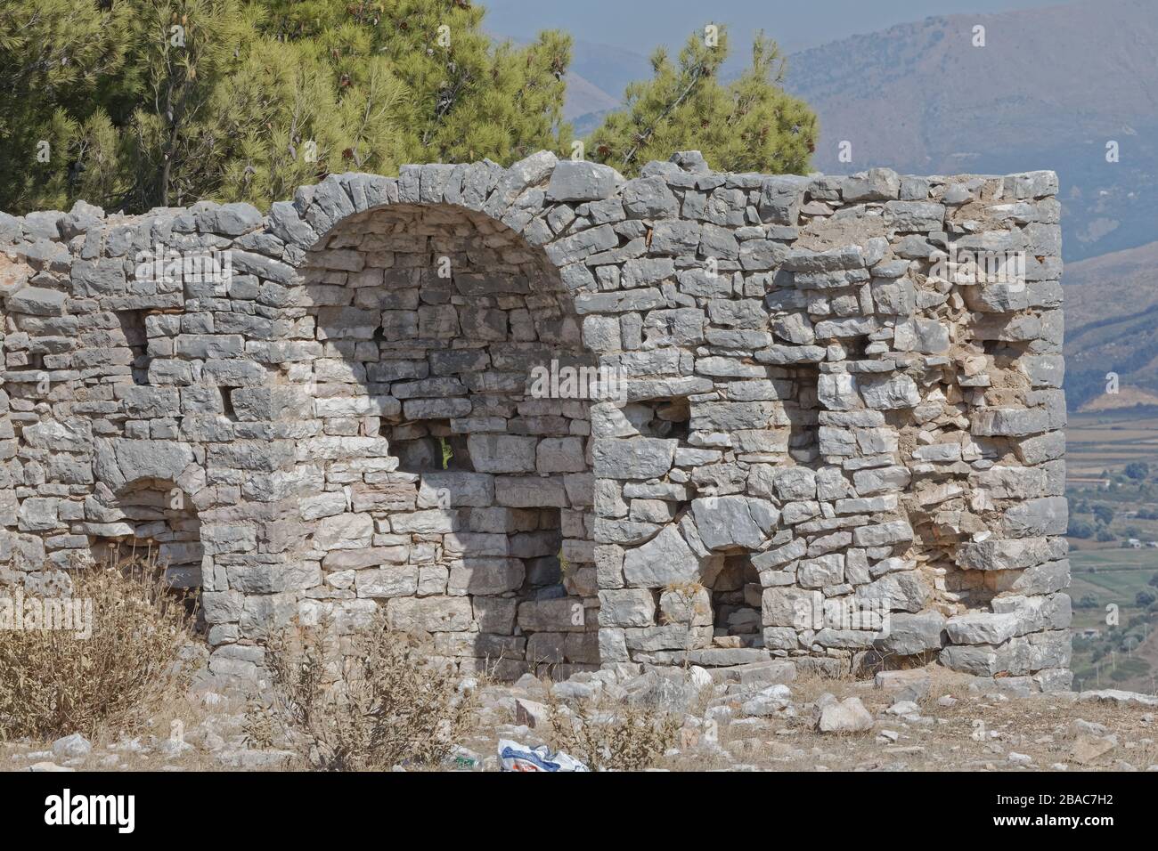 Resti storici inesplorati di una chiesa in pietra a Saranda Albania Foto Stock