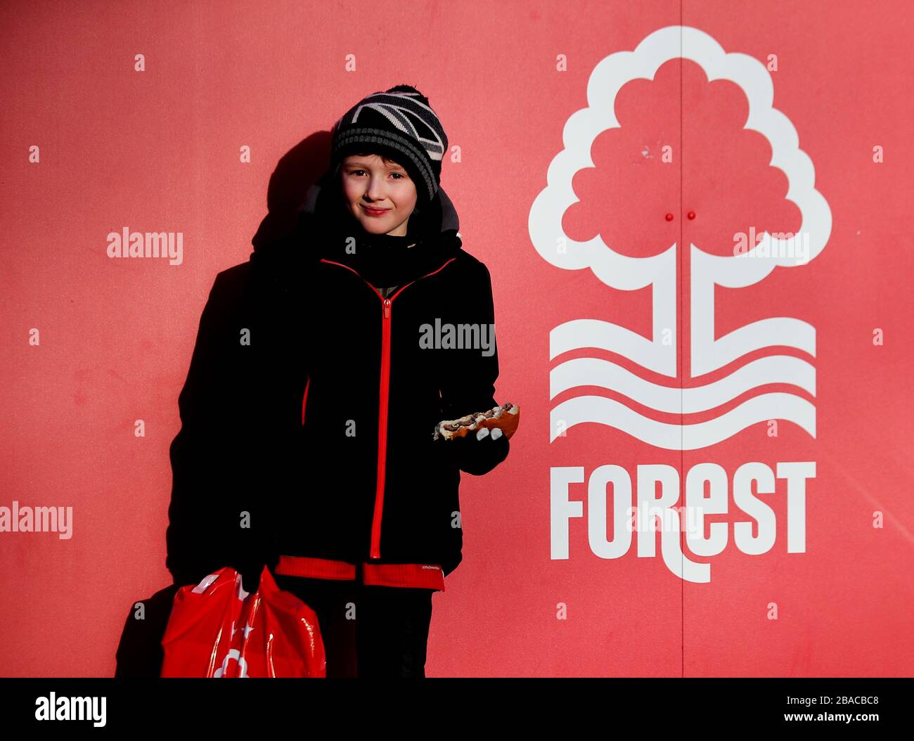 Una vista generale di un fan di Nottingham Forest Foto Stock