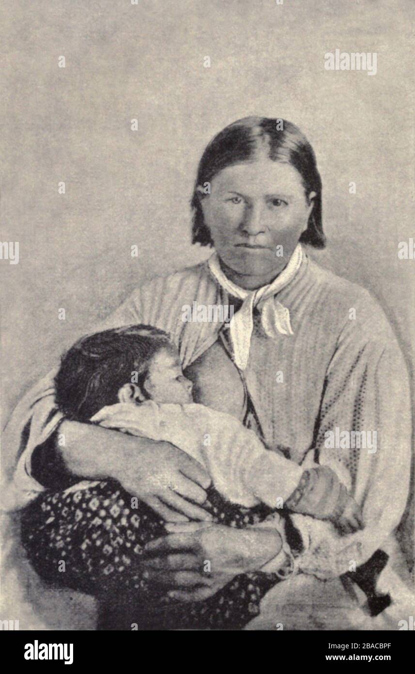Cynthia Ann Parker, nutrendo la figlia, Topasannah (Prairie Flower). Si assimilò alla banda Comanche che la rapì nel 1836 all'età di nove anni. Nel 1860 fu presa in custodia in un'incursione dei ranchers del Texas nel suo campo di Comanche dove visse con la sua famiglia: Marito, capo della guerra Peta Nocona, e tre figli, la figlia del bambino, e due figli di nome Quanah, e Pecos (Pecan). Il film del 1956 THE SEARCHERS si basava sulla sua vita. È stato diretto da John Ford e ha interpretato John Wayne, Natalie Wood e la sua sorella minore, Lana Wood (BSLOC_2019_9_144) Foto Stock