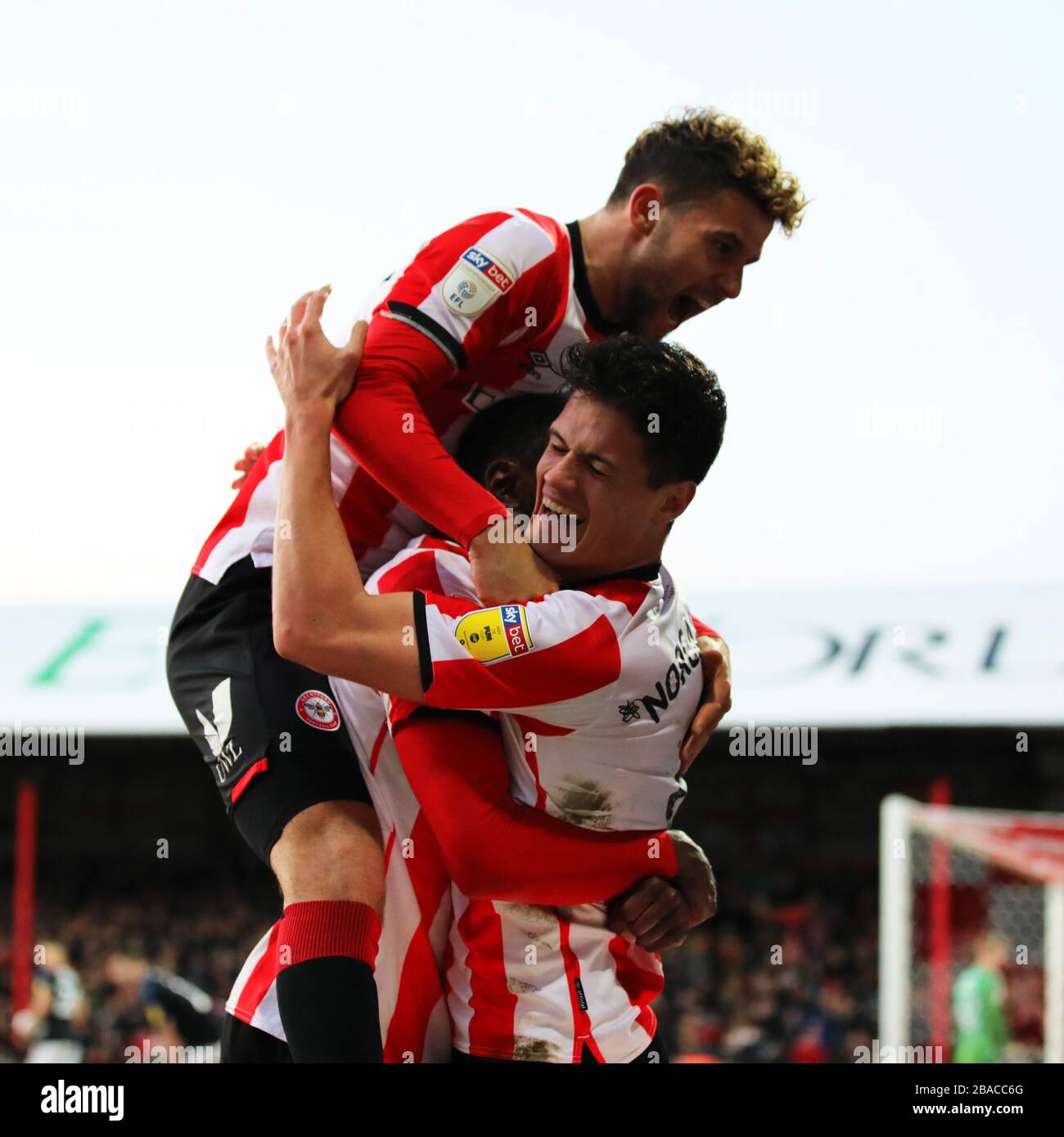 Emiliano Marcondes Camargo Hansen di Brentford (a sinistra) e Christian Norgaard di Brentford (a destra) festeggiano dopo che Ollie Watkins di Brentford (non nella foto) ha segnato il terzo gol del suo fianco Foto Stock