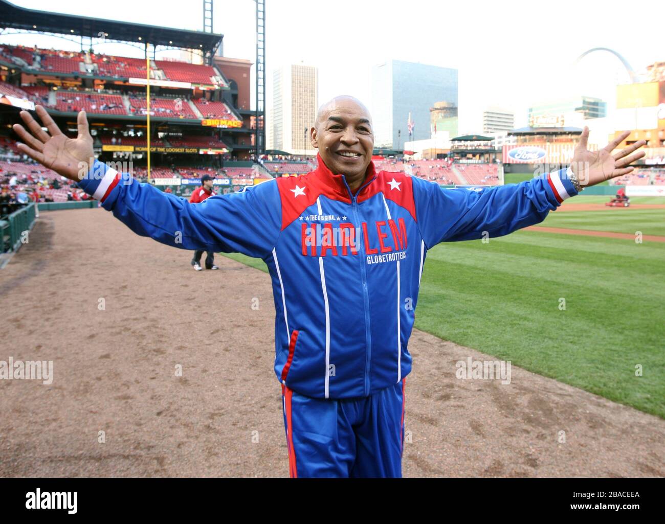 St. Louis, Stati Uniti. 26 marzo 2020. Harlem Globetrotters Fred 'curly' Neal, mostrato in questa foto del 2008 aprile 4 al Busch Stadium di St. Louis, è morto all'età di 77 anni, nella sua casa vicino Houston, il 26 marzo 2020, secondo il team. Conosciuto per le sue abilità flashy dribbling, Neal ha giocato in più di 6,000 giochi in oltre 22 anni per i Globetrotters. File Foto di Bill Greenblatt/UPI Credit: UPI/Alamy Live News Foto Stock