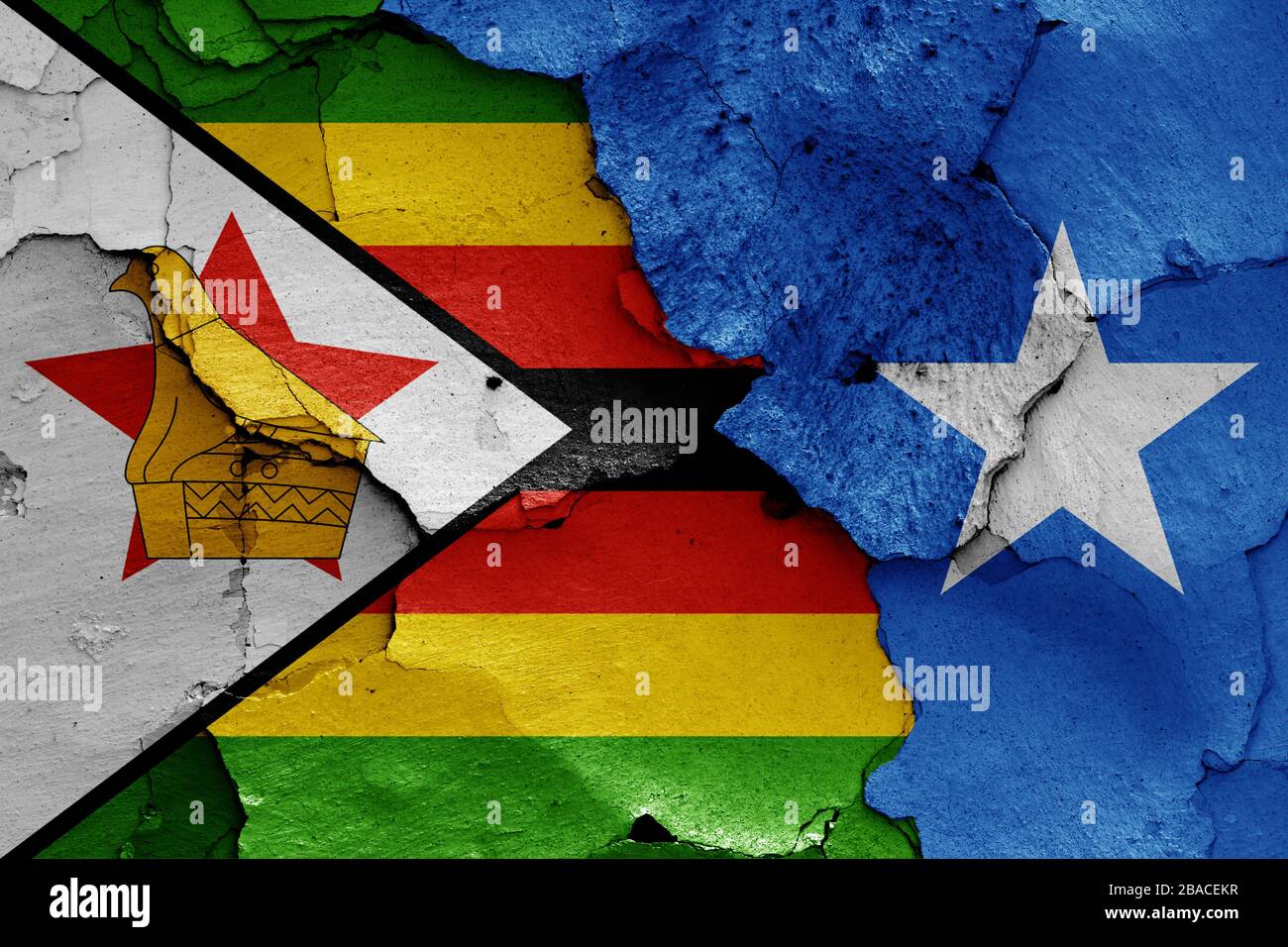 Bandiere dello Zimbabwe e della Somalia dipinte su un muro cracked Foto Stock