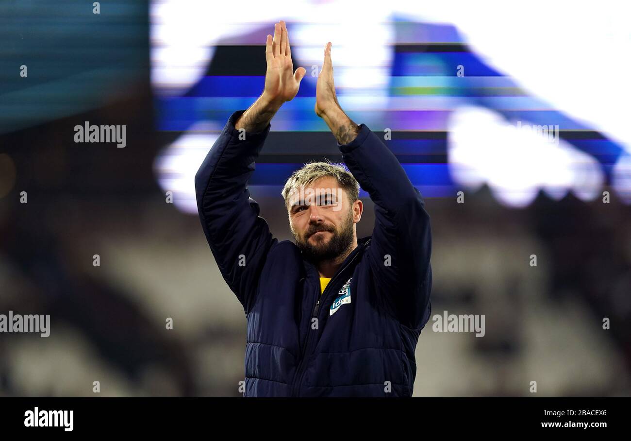 Charlie Austin di West Bromwich Albion applaude i fan dopo il fischio finale Foto Stock