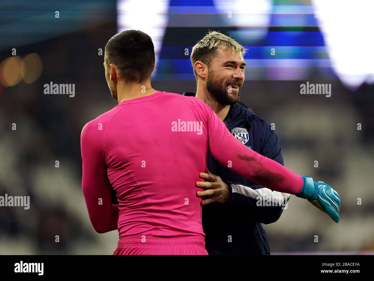 Charlie Austin di West Bromwich Albion (a destra) e Jonathan Bond celebrano la loro vittoria dopo il fischio finale Foto Stock