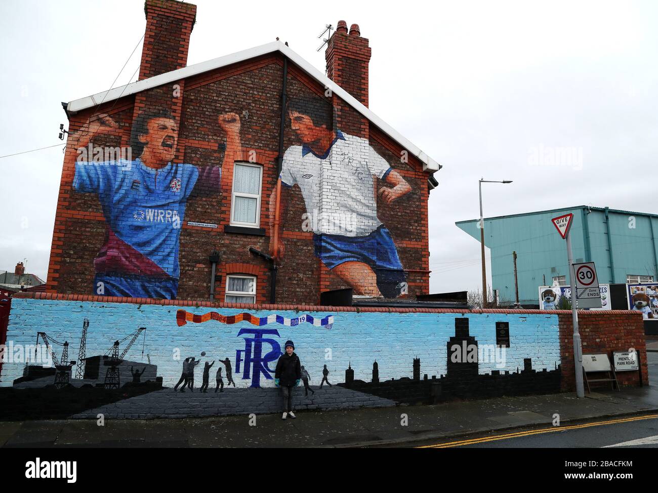 Vista generale di un dipinto murale di ex giocatori di Tranmere Ian Muir e Ray Mathias, dipinto dall'artista locale Paul Curtis (non illustrato) Foto Stock