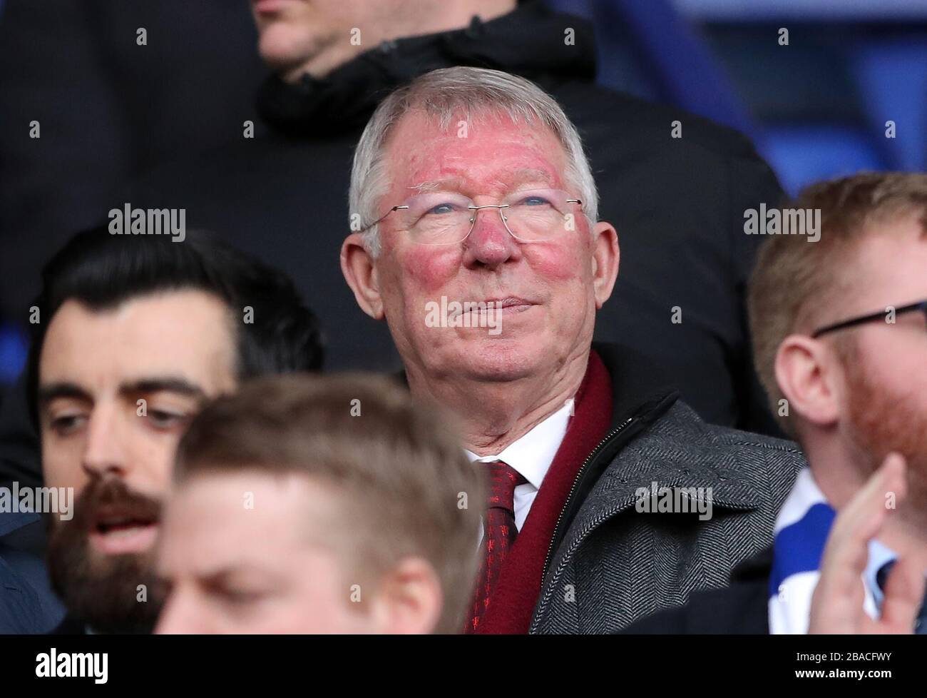 Sir Alex Ferguson in piedi dopo il fischio finale Foto Stock