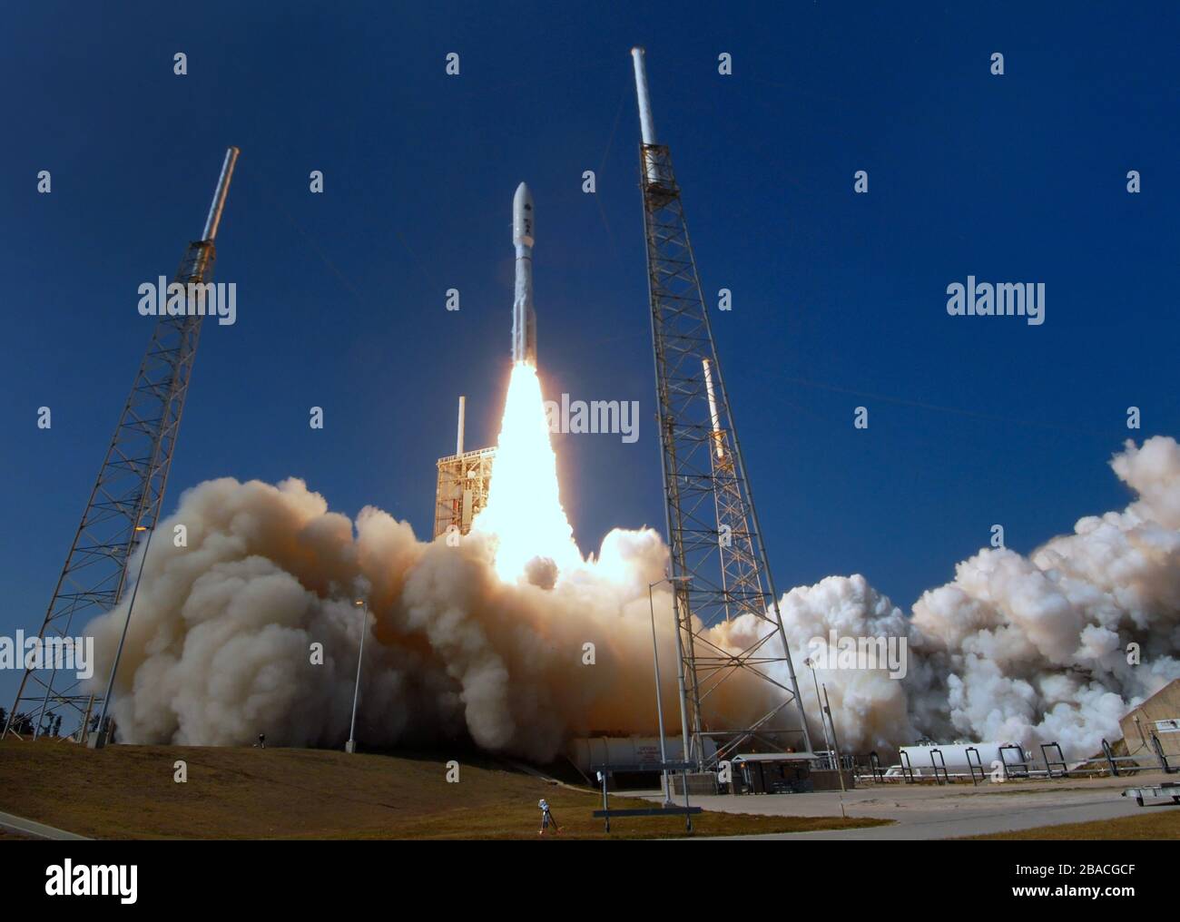 Cape Canaveral, Stati Uniti. 26 marzo 2020. Un razzo United Launch Alliance Atlas V che trasporta un satellite di comunicazione militare avanzato ad altissima frequenza (AEHF) viene lanciato il 26 marzo 2020 dallo Space Launch Complex 41 presso la stazione dell'aeronautica militare di Cape Canaveral a Cape Canaveral, Florida. Questo è il primo lancio ufficiale della nuova U.S. Space Force. Credit: Paul Hennessy/Alamy Live News Foto Stock