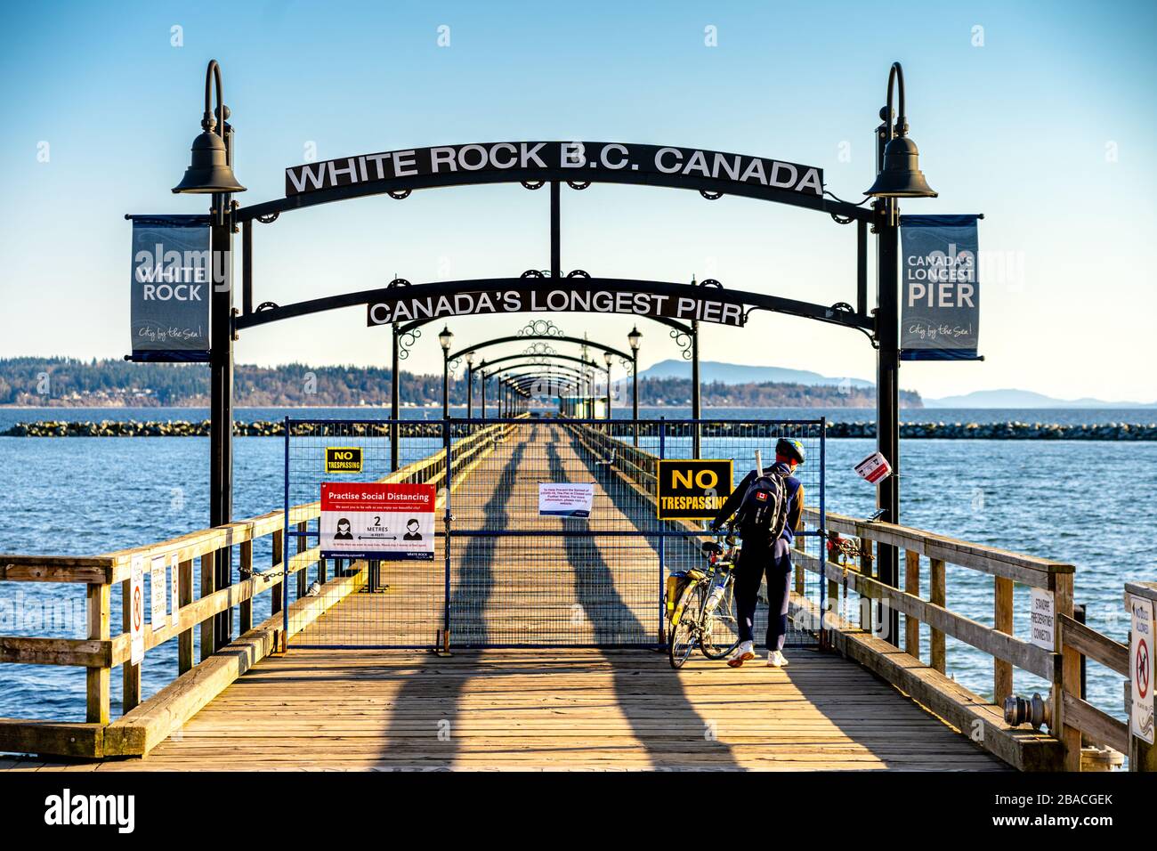 White Rock, Canada - 25 marzo 2020: Molo chiuso al pubblico durante il periodo della pandemia di Covid-19. Cartelli di notifica apposti sulla recinzione che bloccano l'accesso Foto Stock