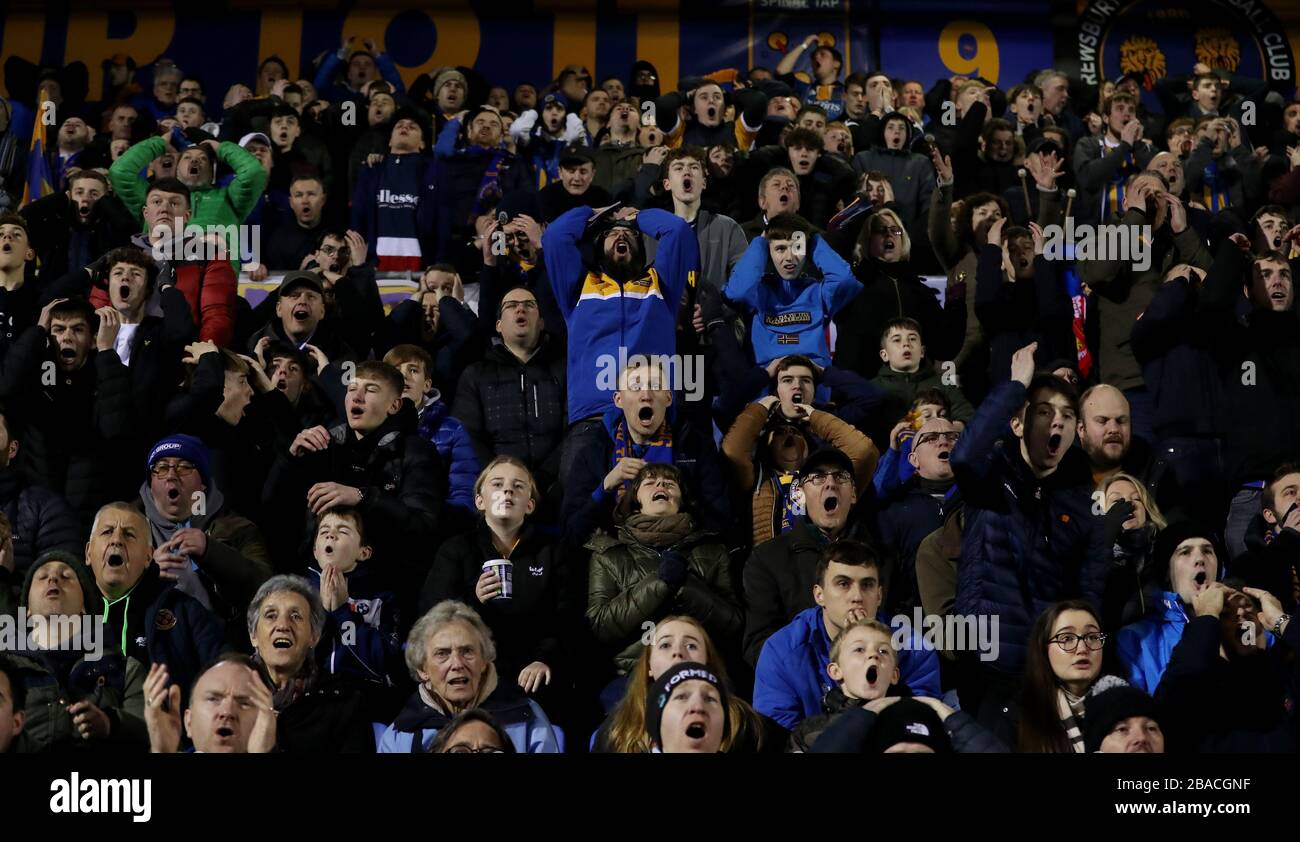 I fan di Shrewsbury Town reagiscono negli stand Foto Stock