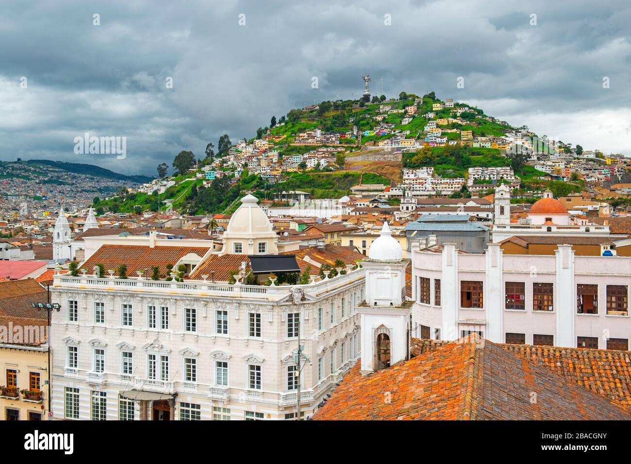 Paesaggio urbano di Quito con il centro storico della città in stile coloniale architettura e la collina Panecillo con la Vergine di Quito, Ecuador. Foto Stock