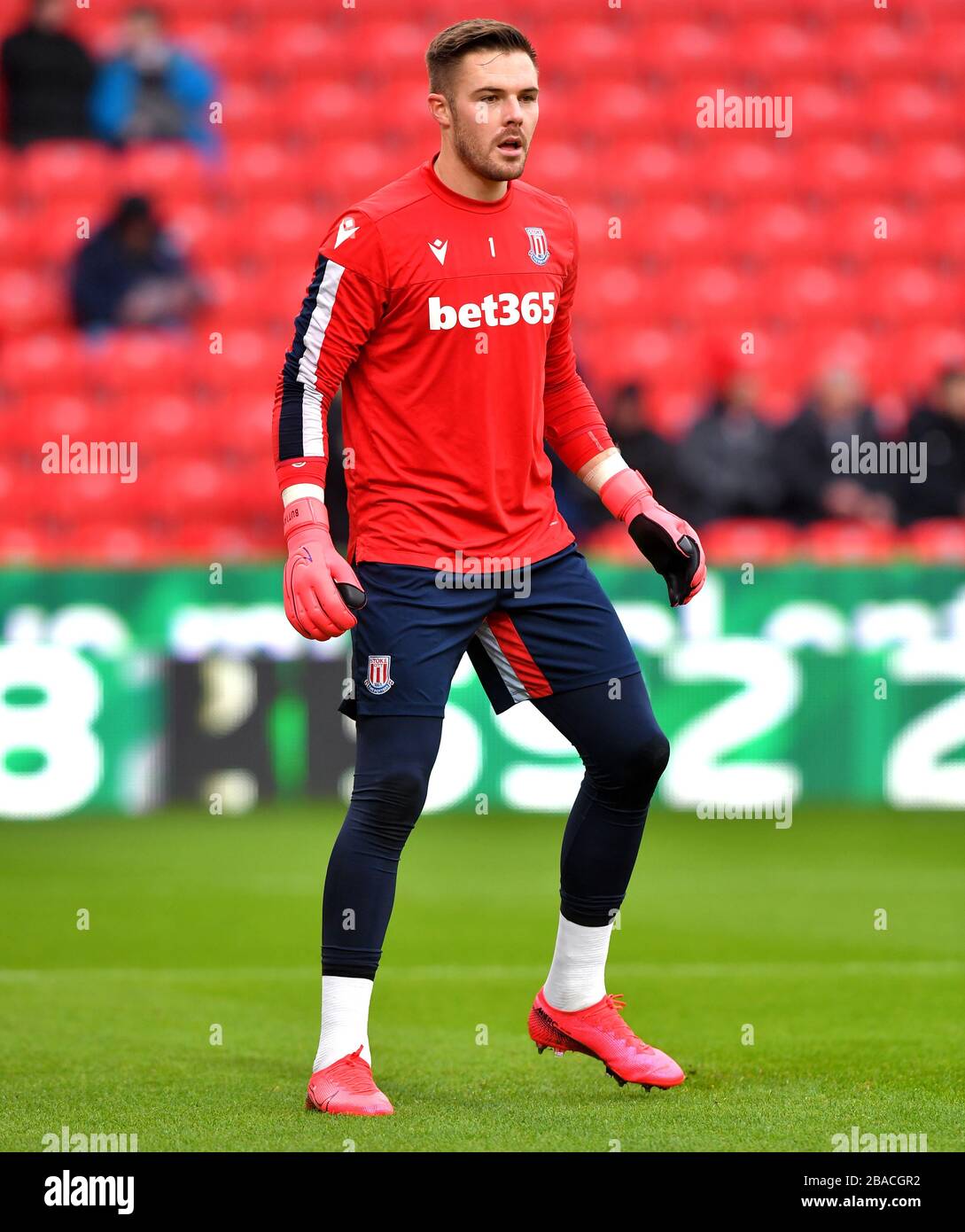 Il portiere di Stoke City, Jack Butland, durante la pre-partita, si è riscaldato prima dell'inizio della partita Foto Stock