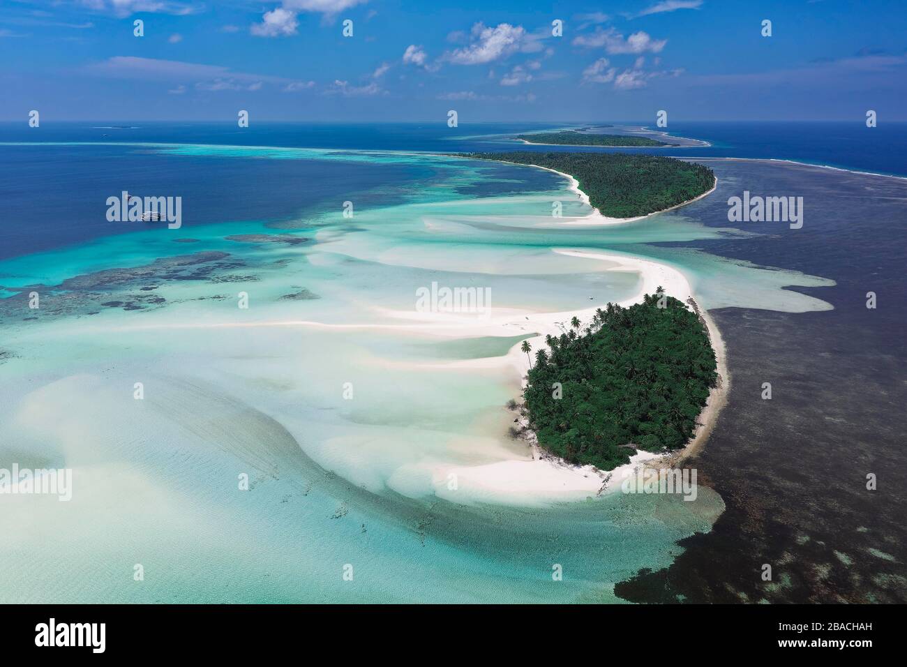 Catena disabitata di isole con un ampio sandbank sulla barriera corallina esterna orientale, sul prato di erba di destra, Atollo Ghaafu Dhalu, Oceano Indiano Foto Stock