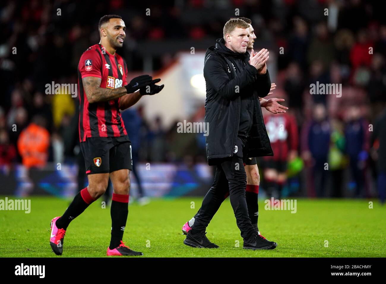 Callum Wilson di Bournemouth (a sinistra) e il manager Eddie Howe applaudono i fan dopo il fischio finale Foto Stock