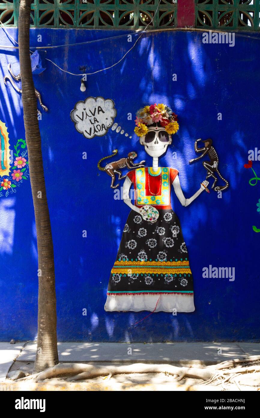 Calavera, arte del cranio messicano, murale di strada a Sayulita, Messico. Foto Stock