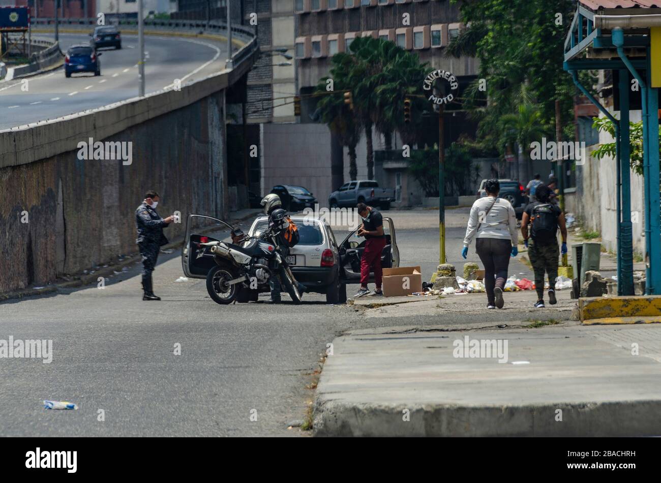 Le autorità di polizia arrestano un veicolo per l'ispezione nella quarantena di Caracas. Il Venezuela raggiunge il suo decimo giorno di quarantena, con una figura di 107 posizioni Foto Stock