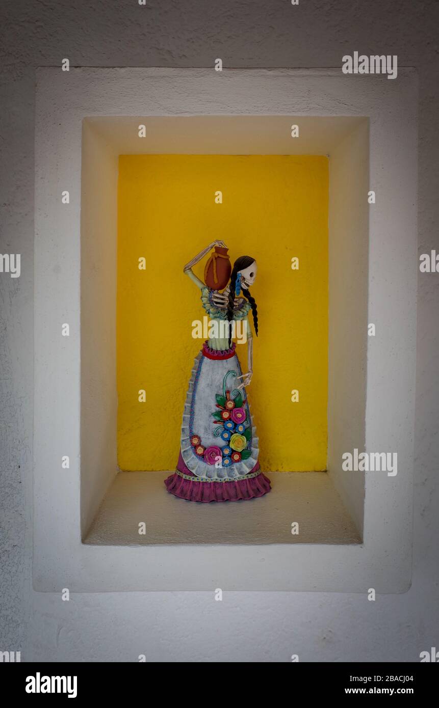 Arte del cranio messicano in mostra all'esterno di un negozio a Sayulita, Messico. Foto Stock