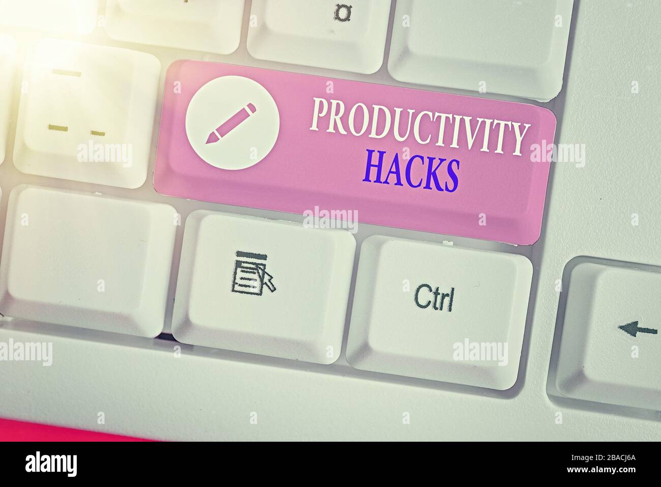 La scrittura della nota mostra la produttività Hacks. Il concetto di business per i trucchi che puoi fare molto di più per lo stesso ammontare di tempo Foto Stock