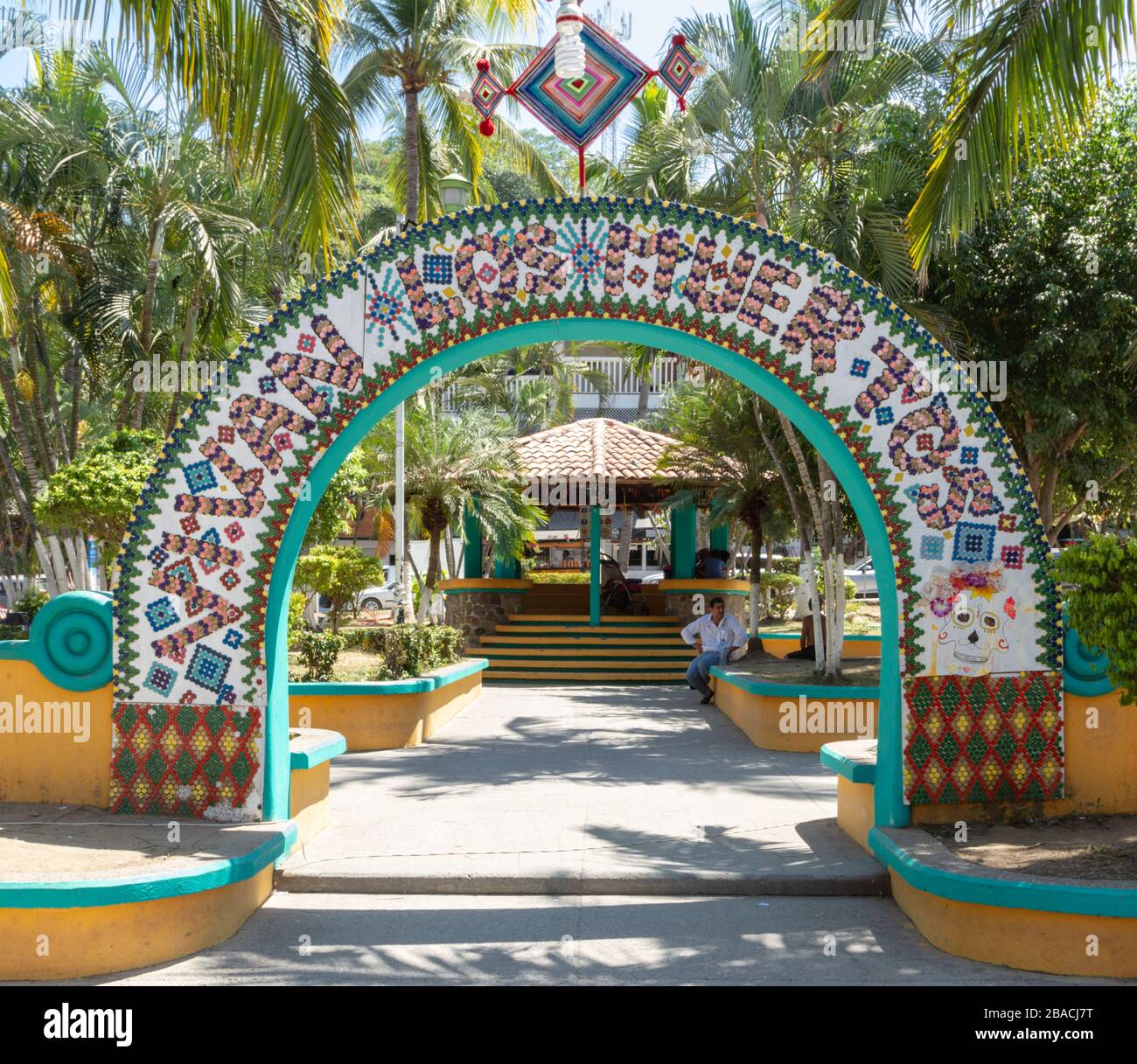 Plaza Principal Archway Reading Vivan Los Muertos, o a lungo vivere i morti, a Sayulita, Nayarit, Messico. Foto Stock