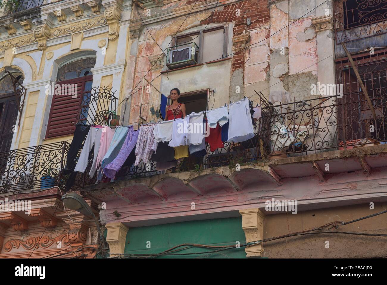 Vita del Tenament; edifici coloniali fatiscenti e decadenti a l'Avana Vieja, l'Avana, Cuba Foto Stock