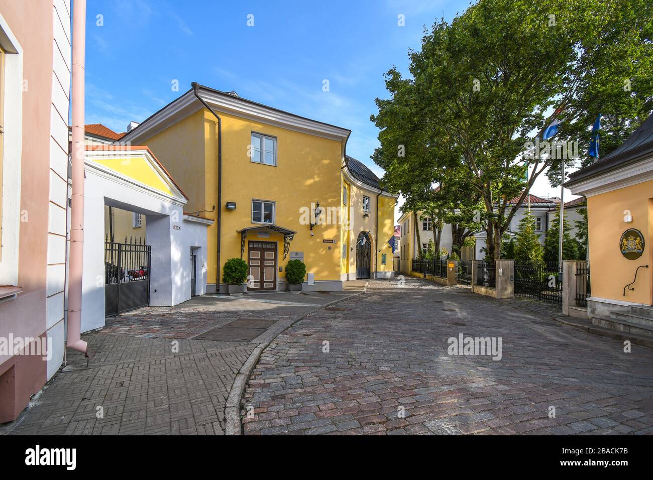 Una piccola piazza aperta ombreggiata fuori dalla Stenbock House, parte del complesso governativo sulla collina di Toompea nella città medievale di Tallinn Estonia. Foto Stock